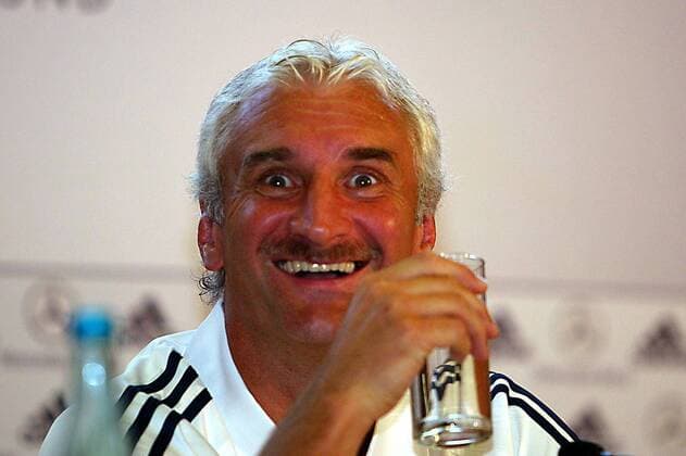 Teamchef Rudi Völler (Deutschland) strahlt auf der Pressekonferenz Fußball Herren Nationalmannschaft 2003, Nationalteam, PK, Pressetermin Einzelbild Ruit bei Stuttgart Freude,