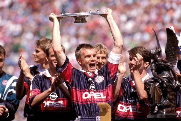 Fußball, FC Bayern München, Deutscher Meister 1997 Thomas Helmer (Bayern) präsentiert stolz die Meisterschale, es applaudieren v. re.: Lothar Matthäus, Klinsmann und Nerlinger (alle Bayern) Fußball 1. BL Herren Saison 1996 1997, FC Bayern München, Vdia Gruppe München Freude, Begeisterung,