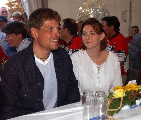 Die frisch gebackenen Eltern Jan Ullrich (Deutschland Bianchi) und Freundin Gabi Weiss werden herzlich in Scherzingen empfangen Radsport Herren Straßenradsport 2003, Straße, Rad, Empfang, Empfangen, Bankett, Vdig Gruppe Wahlheimat Scherzingen Freude,