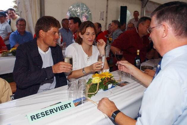 Die frisch gebackenen Eltern Jan Ullrich (Deutschland Bianchi) und Freundin Gabi Weiss werden von Regierungspräsident Bernhard Koch herzlich in Scherzingen empfangen Radsport Herren Straßenradsport 2003, Straße, Rad, Empfang, Empfangen, Bankett, Vdig Gruppe Wahlheimat Scherzingen