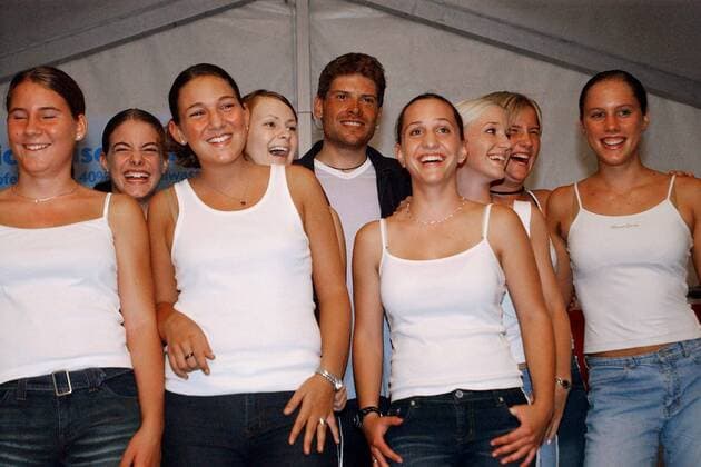 Jan Ullrich (Deutschland Bianchi) genießt den herzlichen Empfang von den Mädchen einer Tanzgruppe in Scherzingen, seiner neuen Wahlheimat Radsport Herren Straßenradsport 2003, Straße, Rad, Empfang, Empfangen, Bankett, Vdig Gruppe Scherzingen Freude,