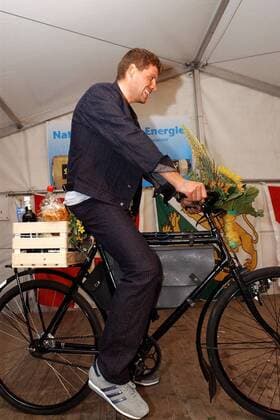 Jan Ullrich (Deutschland Bianchi) testet sein neues Militärvelo, das ihm die Gemeinde Scherzingen zum Empfang in seiner neuen Wahlheimat geschenkt hat Radsport Herren Straßenradsport 2003, Straße, Rad, Empfang, Empfangen, Bankett, Vdig Einzelbild Scherzingen Freude,