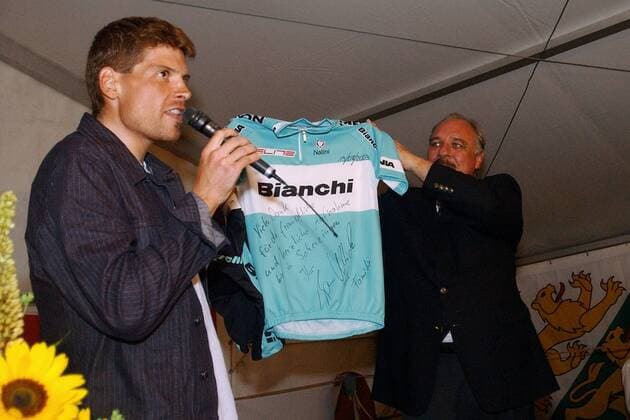 Jan Ullrich (Deutschland Bianchi) überreicht dem Gemeinderat Urs Dillier zum Dank für den herzlichen Empfang in seiner neuen Wahlheimat Scherzingen ein signiertes Trikot Radsport Herren Straßenradsport 2003, Straße, Rad, Empfang, Empfangen, Bankett, Vdig Gruppe Scherzingen