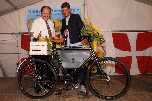 Jan Ullrich (Deutschland Bianchi) nimmt von Gemeindeamtmann Fritz Zweifel zur Begrüßung in seiner neuen Wahlheimat Scherzingen ein Militärvelo entgegen Radsport Herren Straßenradsport 2003, Straße, Rad, Empfang, Empfangen, Bankett, Vdig Gruppe Scherzingen