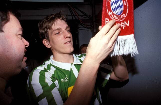 Die Autogramme von Andreas Herzog (Bremen) sind bei den Anhängern seines neuen Vereins Bayern München bereits sehr gefragt Fußball 1. BL Herren Saison 1994 1995, SV Werder Bremen - FC Bayern München 0:0, Vdia Gruppe Bremen