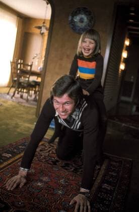 Tochter Kerstin macht das Spielen mit Vater Jupp Heynckes (Gladbach) sichtlich Spaß Fußball 1. BL Herren Saison 1973 1974, Borussia Mönchengladbach, Vdia, Familie Gruppe Mönchengladbach Freude,