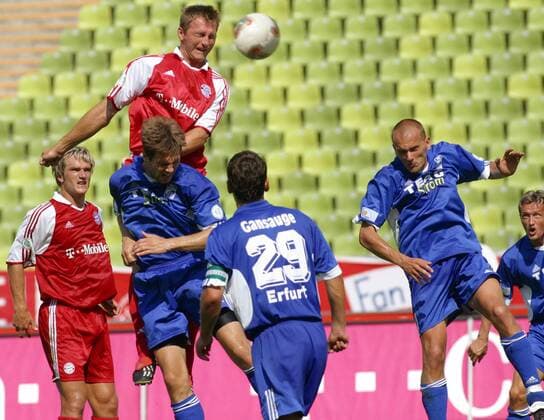 Ralph Hasenhüttl (Bayern Amateure, oben) beim Kopfball gegen die Erfurter Abwehr mit Gansauge (Mitte) und Zedi (2. v.re.), daneben Oswald (Bayern Amateure, li.) Fußball Herren Regionalliga Süd 2003 2004, 3. Liga, FC Bayern München (A) - FC Rot-Weiß Erfurt 2:0, RW, Weiss Gruppe München Dynamik,