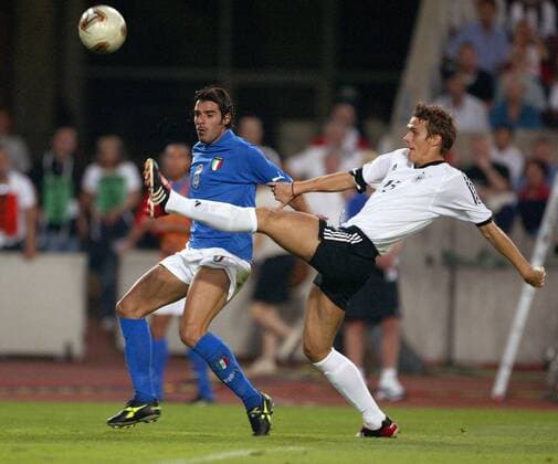 Sebastian Kehl (re., Deutschland) gegen Simone Perrotta (Italien) Fußball Länderspiel Herren Länderspiel 2003, Nationalmannschaft, Nationalteam, Nationaltrikot, Testspiel, Freundschaftsspiel Gruppe Stuttgart Dynamik,