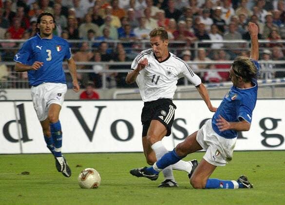Miroslav Klose (Mitte, Deutschland) setzt sich gegen Nicola Legrottaglie (re.) durch, li.: Gianluca Zambrotta (beide Italien) Fußball Länderspiel Herren Länderspiel 2003, Nationalmannschaft, Nationalteam, Nationaltrikot, Testspiel, Freundschaftsspiel Gruppe Stuttgart Dynamik,