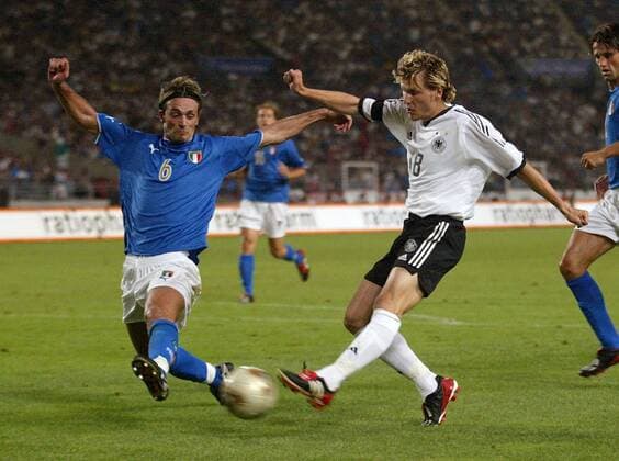 Benjamin Lauth (re., Deutschland) gegen Nicola Legrottaglie (Italien) Fußball Länderspiel Herren Länderspiel 2003, Nationalmannschaft, Nationalteam, Nationaltrikot, Testspiel, Freundschaftsspiel Gruppe Stuttgart Dynamik,