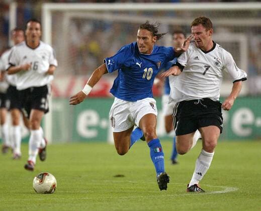 Francesco Totti (li., Italien) gegen Paul Freier (Deutschland) Fußball Länderspiel Herren Länderspiel 2003, Nationalmannschaft, Nationalteam, Nationaltrikot, Testspiel, Freundschaftsspiel Gruppe Stuttgart Dynamik,