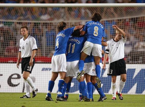 Torjubel Italien, enttäuschte Gesichter bei Wörns (li.) und Rau (beide Deutschland) Fußball Länderspiel Herren Länderspiel 2003, Nationalmannschaft, Nationalteam, Nationaltrikot, Testspiel, Freundschaftsspiel Gruppe Stuttgart Begeisterung, Freude,