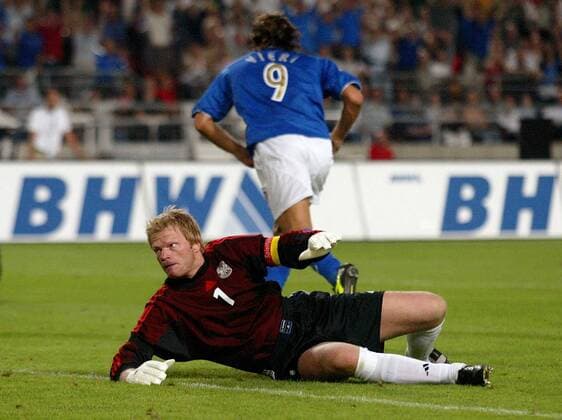 Torwart Oliver Kahn (vorn, Deutschland) ist bei dem Tor von Vieri (Italien) machtlos Fußball Länderspiel Herren Länderspiel 2003, Nationalmannschaft, Nationalteam, Nationaltrikot, Testspiel, Freundschaftsspiel Gruppe Stuttgart