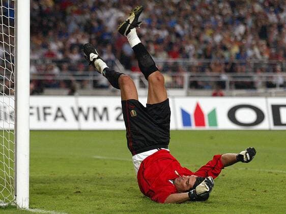 Torwart Gianluigi Buffon (Italien) mit einer Rolle rückwärts Fußball Länderspiel Herren Länderspiel 2003, Nationalmannschaft, Nationalteam, Nationaltrikot, Testspiel, Freundschaftsspiel Einzelbild Stuttgart Dynamik,