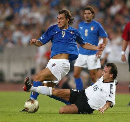 Christian Vieri (li., Italien) setzt sich gegen Jens Jeremies (Deutschland) durch Fußball Länderspiel Herren Länderspiel 2003, Nationalmannschaft, Nationalteam, Nationaltrikot, Testspiel, Freundschaftsspiel Gruppe Stuttgart Dynamik, Kampf