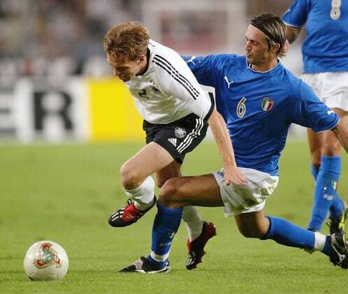 Andreas Hinkel (li., Deutschland) gegen Nicola Legrottaglie (Italien) Fußball Länderspiel Herren Länderspiel 2003, Nationalmannschaft, Nationalteam, Nationaltrikot, Testspiel, Freundschaftsspiel Gruppe Stuttgart Dynamik, Kampf