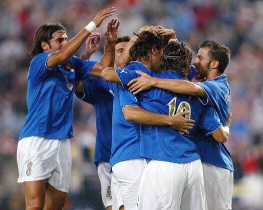 Torjubel Italien, u.a. mit Perrotta (li.) und Alessandro del Piero (re.) Fußball Länderspiel Herren Länderspiel 2003, Nationalmannschaft, Nationalteam, Nationaltrikot, Testspiel, Freundschaftsspiel Gruppe Stuttgart Begeisterung, Freude,