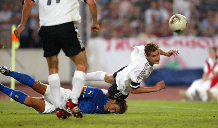 Miroslav Klose (Deutschland, re.) fliegt beim Kopfball über Fabio Cannavaro (Italien) Fußball Länderspiel Herren Länderspiel 2003, Nationalmannschaft, Nationalteam, Nationaltrikot, Testspiel, Test, Gruppe Freundschaftsspiel, Stuttgart Dynamik,