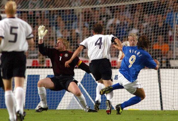 Christian Vieri (re., Italien) setzt sich gegen Wörns (Mitte) und Torwart Oliver Kahn (beide Deutschland) durch und trifft Fußball Länderspiel Herren Länderspiel 2003, Nationalmannschaft, Nationalteam, Nationaltrikot, Testspiel, Freundschaftsspiel Gruppe Stuttgart Dynamik,