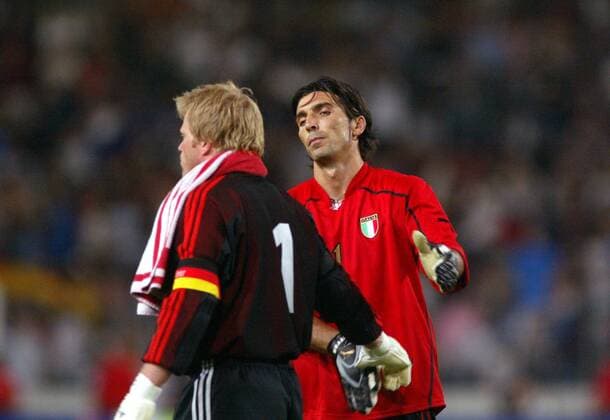 Die Torwartkollegen Gianluigi Buffon (re., Italien) und Oliver Kahn (Deutschland) beim Shakehands nach Spielende Fußball Länderspiel Herren Länderspiel 2003, Nationalmannschaft, Nationalteam, Nationaltrikot, Testspiel, Freundschaftsspiel Gruppe Stuttgart Kameradschaft, Überlegenheit
