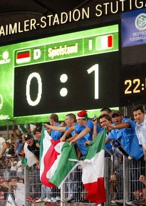 Italienische Fans feiern den 1:0 Sieg ihrer Azzuri gegen Deutschland Fußball Länderspiel Herren Länderspiel 2003, Nationalmannschaft, Nationalteam, Nationaltrikot, Testspiel, Freundschaftsspiel Totale Landesfahne, Nationalfahne, Nationalfahnen Stuttgart Begeisterung, Freude,