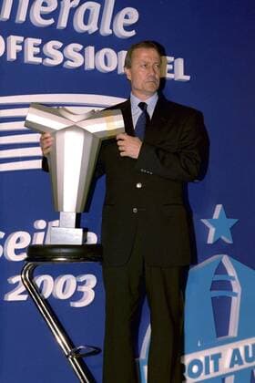 Sportlicher Berater Bernard Lacombe (Lyon) mit der französischen Meistertrophäe Fußball Herren Ligue Une 2003 2004, 1. Französische Liga, Generalversammlung, OL, Olympique Lyonnais Einzelbild  