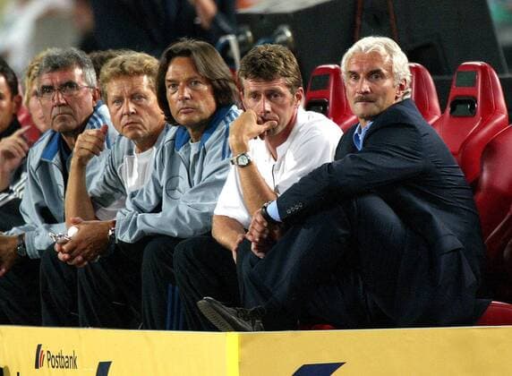 Die deutsche Bank v. re.: Teamchef Rudi Völler, Bundestrainer Michael Skibbe, Mannschaftsarzt Dr. Hans-Wilhelm Müller-Wohlfahrt, Physiotherapeut Klaus Eder und Orthopäde Dr. Josef Schmitt Fußball Länderspiel Herren Länderspiel 2003, Nationalmannschaft, Nationalteam, Freundschaftsspiel, Testspiel, Gruppe Stuttgart