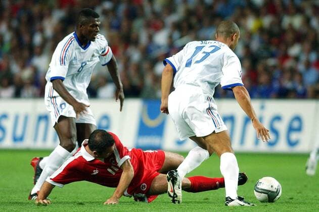 Stephane Chapuisat (Mitte, Schweiz) gegen Silvestre (re.) und Marcel Desailly (beide Frankreich) Fußball Länderspiel Herren Länderspiel 2003, Nationalmannschaft, Nationalteam, Nationaltrikot, Testspiel, Freundschaftsspiel, Gruppe Genf Dynamik,