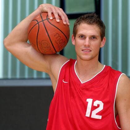 Nils Mittmann (Würzburg) stemmt den Ball Basketball 1. BL Herren Saison 2003 2004, Shooting, Fotoshooting, Fototermin, TSK Würzburg, Vdig Einzelbild Würzburg