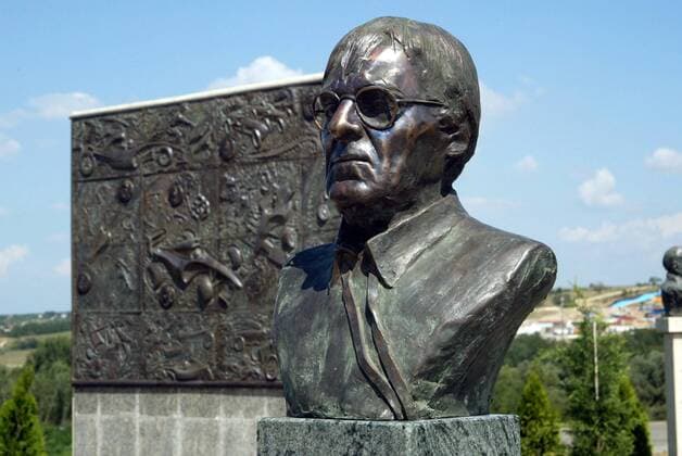 Bronzestatue von F1-Chef Bernie Ecclestone (England) im neuen Eingangsbereich am Hungaroring Motorsport Grand Prix Herren Großer Preis von Ungarn 2003, Formel 1 Weltmeisterschaft, F1, F, GP, WM, Vdig, Training Einzelbild Budapest Unterwerfung