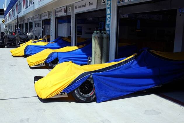 Abgedeckte Boliden von Renault in der Boxengasse Motorsport Grand Prix Herren Großer Preis von Ungarn 2003, Formel 1 Weltmeisterschaft, F1, F, GP, WM, Vdig, Training Gruppe Budapest