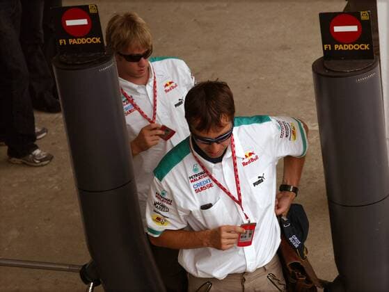 Heinz Harald Frentzen (vorn) und Nick Heidfeld (beide Deutschland Sauber-Petronas) betreten das Fahrerlager Motorsport Grand Prix Herren Großer Preis von Ungarn 2003, Formel 1 Weltmeisterschaft, F1, F, GP, WM, Vdig, Training Gruppe Budapest