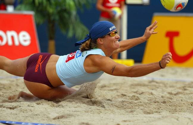 Okka Rau (TVF Phoenix Hamburg Deutschland) hechtet nach dem Ball Beachvolleyball LM Damen Deutsche Meisterschaft 2003, DM, Landesmeisterschaft, Beach, Vdig Einzelbild Timmendorfer Strand Dynamik,
