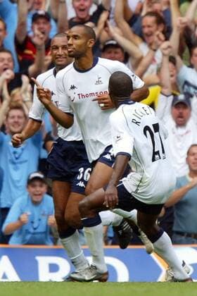 Frederic Kanoute (Mitte, Spurs) - Torjubel Fußball Herren English Premier League 2003 2004, 1. Englische Liga, Tottenham Hotspurs, Hotspur Gruppe Tottemham Freude,
