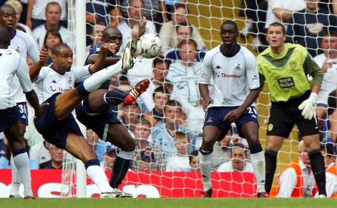 Frederic Kanoute (2. v. li., Spurs) erzielt das 2:1 Fußball Herren English Premier League 2003 2004, 1. Englische Liga, Tottenham Hotspurs - Leeds United 2:1, Hotspur, Gruppe Tottemham Dynamik,