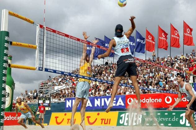 Andreas Scheuerpflug (re., VC Olympia Berlin) gegen Jonas Reckermann (Moerser SC beide Deutschland) Beachvolleyball LM Herren Deutsche Meisterschaft 2003, Landesmeisterschaft, DM, Beach Gruppe Timmendorfer Strand Dynamik,