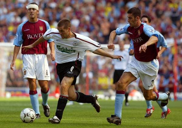 Michael Owen (li., Liverpool) gegen Mark Delaney (Aston Villa) Fußball Herren English Premier League 2003 2004, 1. Englische Liga, Aston Villa - FC Liverpool Gruppe Birmingham Dynamik,