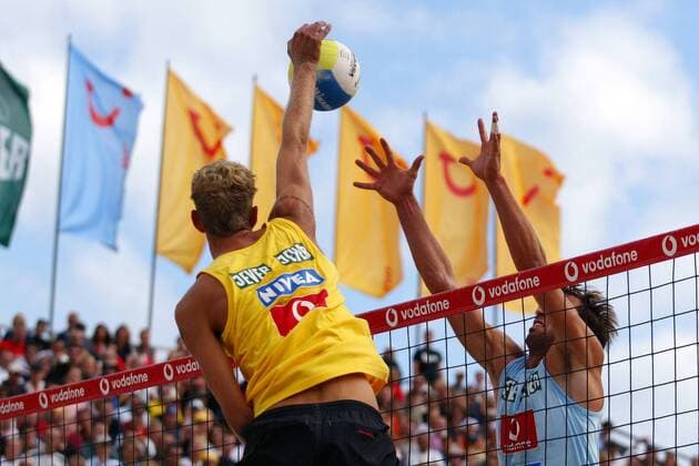 Niklas Rademacher (TSV Gießen, li.) gegen Kjell Schneider (FT Adler Kiel beide Deutschland) Beachvolleyball LM Herren Deutsche Meisterschaft 2003, Landesmeisterschaft, DM, Beach, Vdig, Gruppe Timmendorfer Strand Timmendorf Dynamik,