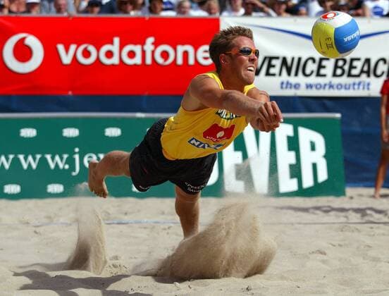 David Klemperer (MTV 48 Hildesheim Deutschland) - Ballannahme Beachvolleyball LM Herren Deutsche Meisterschaft 2003, Landesmeisterschaft, DM, Beach, Vdig, Einzelbild Timmendorfer Strand Timmendorf Dynamik,