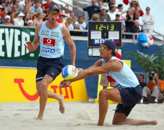 Andreas Scheuerpflug (re.) - Ballannahme, li. Christoph Dieckmann (beide VC Olympia Berlin Deutschland) Beachvolleyball LM Herren Deutsche Meisterschaft 2003, Landesmeisterschaft, DM, Beach, Vdig, Gruppe Timmendorfer Strand Timmendorf