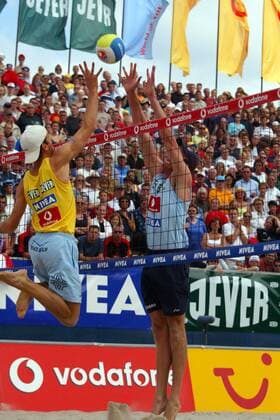 Markus Dieckmann (Moerser SC, li.) versucht den Ball über seinen Bruder Christoph Dieckmann (VC Olympia Berlin beide Deutschland) zu heben Beachvolleyball LM Herren Deutsche Meisterschaft 2003, Landesmeisterschaft, DM, Beach, Vdig, Gruppe Timmendorfer Strand Timmendorf Dynamik, Höhe,