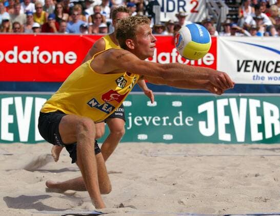 Niklas Rademacher (TSV Gießen Deutschland) - Ballannahme Beachvolleyball LM Herren Deutsche Meisterschaft 2003, Landesmeisterschaft, DM, Beach, Vdig, Einzelbild Timmendorfer Strand Timmendorf