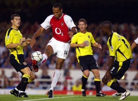 Thierry Henry (2.v.li., Arsenal) am Ball gegen Gareth Barry (li.) und Jay Lloyd Samuel (beide Aston Villa) Fußball Herren English Premier League 2003 2004, 1. Englische Liga, Arsenal London - Aston Villa 2:0 Gruppe London Dynamik,