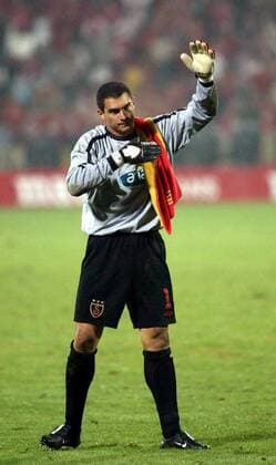 Torwart Ali Faryd Mondragon (Galatasaray) bedankt sich bei den Zuschauern Fußball EC 1 Herren Champions League Qualifikation 2003 2004, Sofia - Galatasaray Istanbul 0:3 Einzelbild Sofia