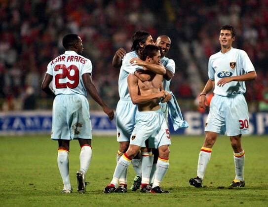 Torjubel um Torschütze Sabri Sarioglu (vorn), v.li.: Cesar Prates, Bülent Korkmaz, Joao Batista und Gabriel Tamas (alle Galatasaray) Fußball EC 1 Herren Champions League Qualifikation 2003 2004, Sofia - Galatasaray Istanbul 0:3 Gruppe Sofia Freude, Begeisterung,