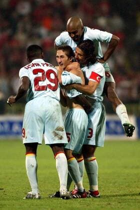 Torjubel um Torschütze Sabri Sarioglu (2.v.li.), v.li.: Cesar Prates, Bülent Korkmaz und Joao Batista (alle Galatasaray) Fußball EC 1 Herren Champions League Qualifikation 2003 2004, Sofia - Galatasaray Istanbul 0:3 Gruppe Sofia Begeisterung, Freude,