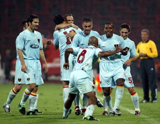 Joao Batista (vorn) tanzt vor seinen Teamkollegen, v.li.: Ergün Penbe, Hasan Sas, Cesar Prates und Sabri Sarioglu (alle Galatasaray) Fußball EC 1 Herren Champions League Qualifikation 2003 2004, Sofia - Galatasaray Istanbul 0:3 Gruppe Sofia Begeisterung, Freude,
