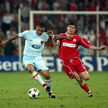 Hasan Sas (li., Galatasaray) gegen Emil Gargorov (ZSKA Sofia) Fußball EC 1 Herren Champions League Qualifikation 2003 2004, ZSKA Sofia - Galatasaray Istanbul 0:3, CSKA Gruppe Sofia Dynamik,