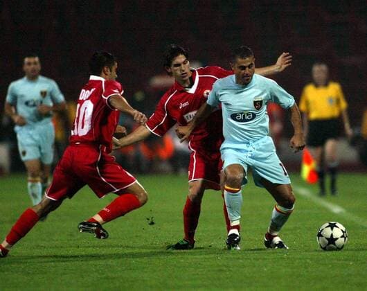 Hasan Sas (re., Galatasaray) gegen Marcos Charras (Mitte) und Yordan Todorov (beide ZSKA Sofia) Fußball EC 1 Herren Champions League Qualifikation 2003 2004, ZSKA Sofia - Galatasaray Istanbul 0:3, CSKA Gruppe Sofia Dynamik,