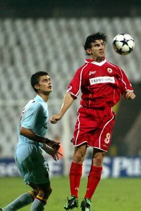Velizar Dimitrov (li., ZSKA Sofia) gegen Gabriel Tamas (Galatasaray) Fußball EC 1 Herren Champions League Qualifikation 2003 2004, ZSKA Sofia - Galatasaray Istanbul 0:3, CSKA Gruppe Sofia Dynamik,